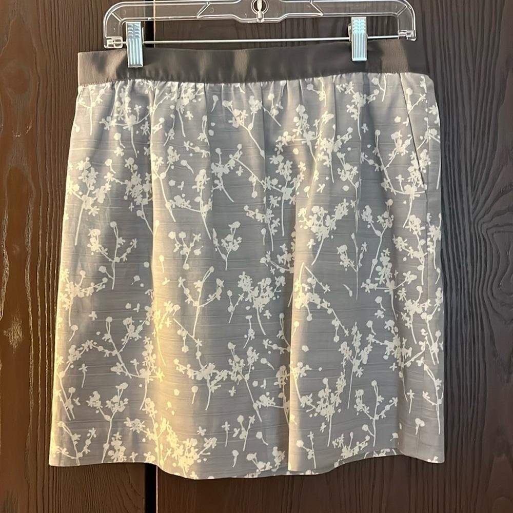 Loft part silk summer mini skirt. Gray with white floral design. Size 10.